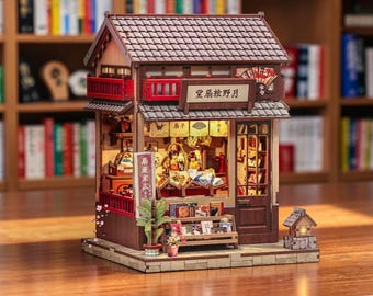 Little Japanese Shop Book Nook – Tsukino Eogi-dō 3D houten puzzel boekenplankinzetstuk, doe-het-zelf miniatuur straatdiorama met led-licht
