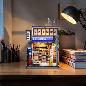 Gör-det-själv japanskt bokhyllepaket med LED-lampor till närbutik – miniatyrbokhyllinsats från Konbini, 3D-pusseldekoration