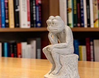 Thinking Frog Sculpture Resin Statue | Frog Shelf Decor Accent Ornament | Collectible Animal Figurine for Bookcase Desk Home Office