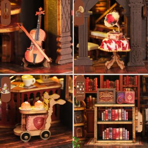 Pu&ograve; includere: Scena di casa delle bambole in miniatura in legno con un violino, un grammofono, una libreria e un carrello di servizio. La scena comprende piccoli mobili ed elementi decorativi, creando un'estetica vintage e accogliente.