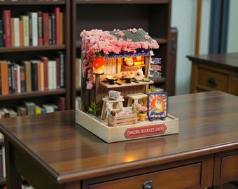 Sakura Noodle House Book Nook Kit – DIY Japanse miniatuur boekenplankinzet met led-verlichting, houten straatbeelddecor voor thuis