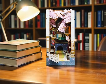 Rustige treinreis boekenhoekset – DIY kersenbloesem Japans straatbeeld met led-verlichting, 3D houten decor boekenplankinzet