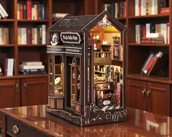 Magic Coffee Book Nook Kit – DIY miniatuur Fantasy Café-puzzel, houten boekenplank invoegen boekensteun, mysterieus decor boekenhoek