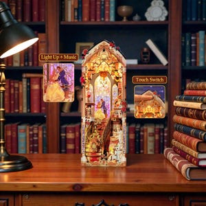 Può includere: Un pezzo decorativo in legno raffigurante una scena da favola con una coppia che balla su una scala. Il pezzo ha un design a vetrata e presenta rose rosse. I testi "Light Up + Music" e "Touch Switch" sono visibili.