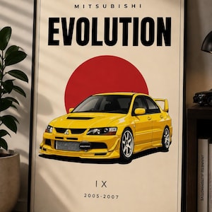 Könnte beinhalten: Ein gerahmtes Poster mit einem gelben Mitsubishi Evolution IX-Auto. Das Poster enthält das Wort "EVOLUTION", das Mitsubishi-Logo und die Jahre 2005-2007. Ein roter Kreis befindet sich hinter dem Auto.