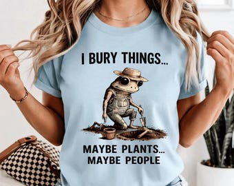 Camiseta "Entierro cosas, tal vez plantas, tal vez personas", camiseta de jardinero rana, camiseta gráfica de humor negro sobre jardinería, regalo divertido para amantes de la jardinería.