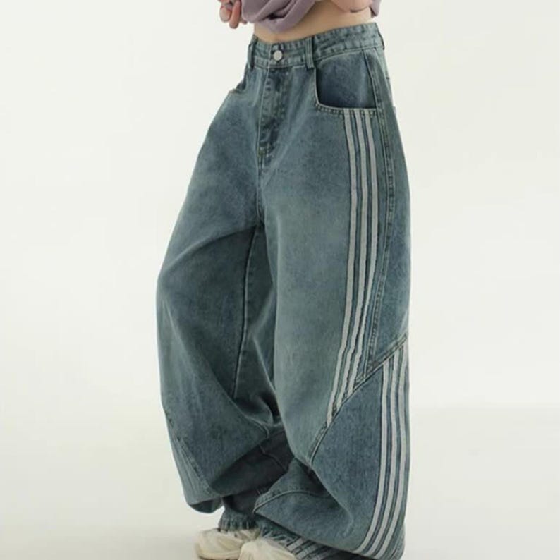 Baggy Wide Leg Jeans | Retro Oversized Pants | Spliced Denim Trousers | Alternative Y2K Grunge Streetwear
.
Women's oversized wide-leg denim pants with spliced striped detailing, baggy streetwear jeans in retro Y2K fashion style, perfect for alternative and casual outfits.