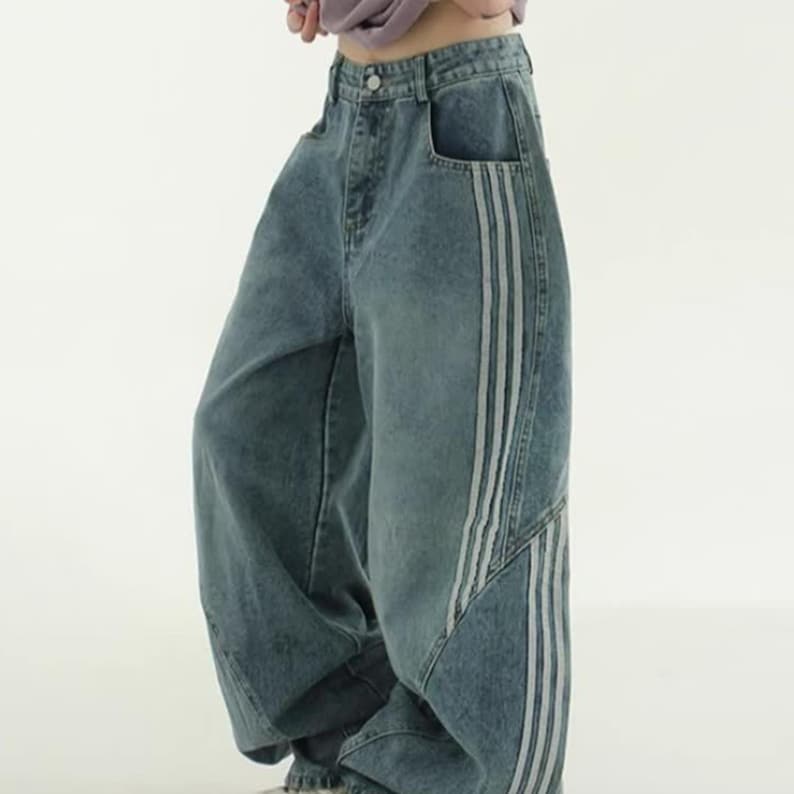 Baggy Wide Leg Jeans | Retro Oversized Pants | Spliced Denim Trousers | Alternative Y2K Grunge Streetwear
.
Women's oversized wide-leg denim pants with spliced striped detailing, baggy streetwear jeans in retro Y2K fashion style, perfect for alternative and casual outfits.