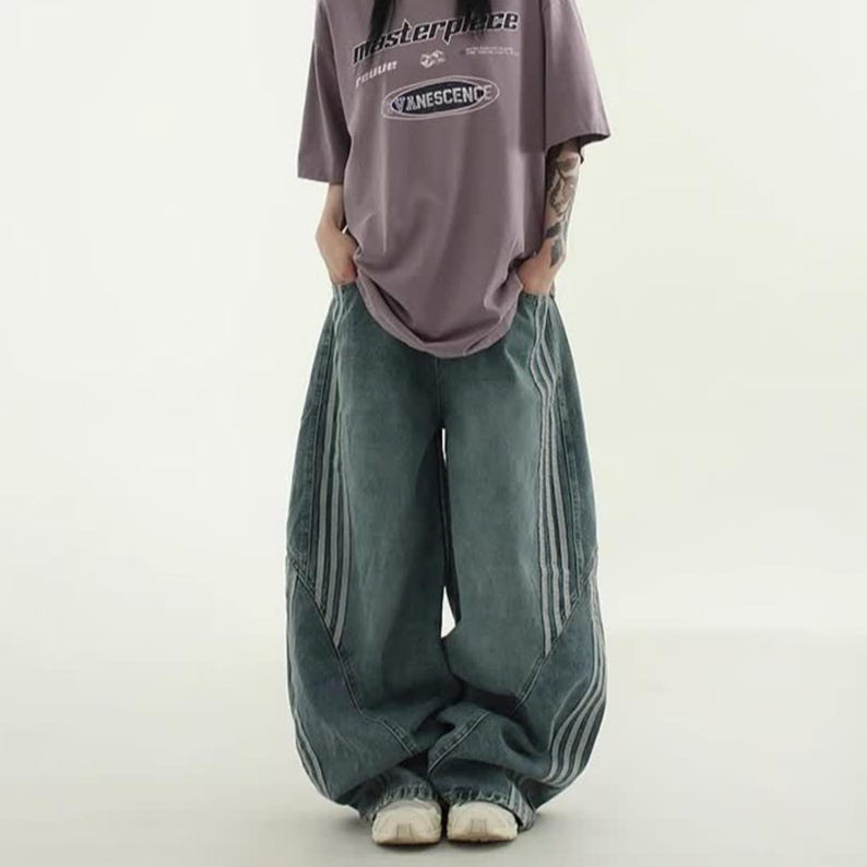 Baggy Wide Leg Jeans | Retro Oversized Pants | Spliced Denim Trousers | Alternative Y2K Grunge Streetwear
.
Women's oversized wide-leg denim pants with spliced striped detailing, baggy streetwear jeans in retro Y2K fashion style, perfect for alternative and casual outfits.