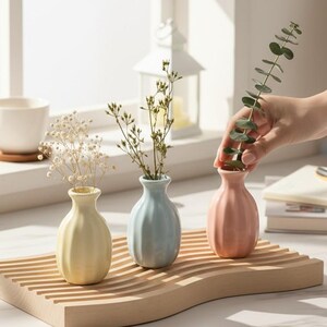 Mini jarrón de cerámica en tonos pastel, jarrón nórdico para un solo tallo / Maceta pequeña para un solo tallo
