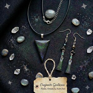 Conjunto collar colgante triángulo galaxia y pendientes de resina | colgante triangular iridiscente verde morado azul |pendientes facetados