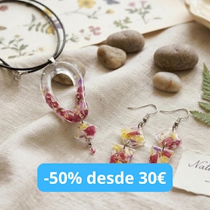 Conjunto collar y pendientes de resina artesanal | colgante con flores secas púrpura y rojo | pendientes asimétricos |regalo para ella mujer