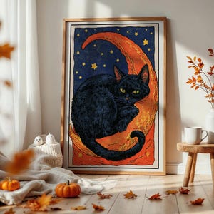 Könnte beinhalten: Ein gerahmter rechteckiger Kunstdruck, der eine schwarze Katze zeigt, die sich auf einer strukturierten orangefarbenen Mondsichel vor einem dunkelblauen, sternenklaren Nachthimmel zusammenrollt. Das Bild hat einen dünnen schwarzen Rand.