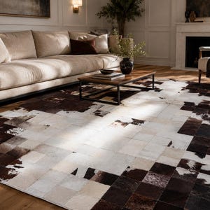 Luxuriöser Patchwork-Teppich aus braunem und elfenbeinfarbenem Kuhfell, handgefertigter Lederteppich, moderner geometrischer Teppich, Western-Landhaus-Teppich, Wohnzimmerteppich