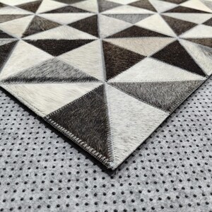 Tappeto geometrico in pelle bovina fatto a mano – Tappeto patchwork nero, bianco e grigio / Tappeto moderno in pelle / Tappeto di lusso in pelle con pelo per soggiorno e camera da letto