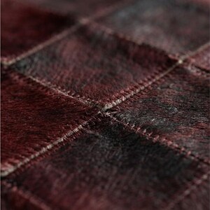 Tappeto patchwork in pelle bordeaux fatto a mano, tappeto geometrico moderno, lussuoso tappeto patchwork in pelle bovina, tappeto contemporaneo per soggiorno
