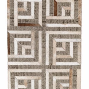 Handgefertigter Patchwork-Teppich aus Kuhfell mit geometrischem Muster | Moderner, neutraler Teppich | Beige-brauner Lederteppich | Luxuriöser, zeitgenössischer Wohnzimmerteppich