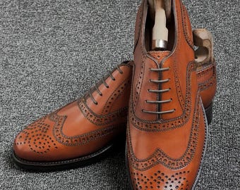Handgemaakte bruinleren vleugeltipbrogues voor heren - klassieke lichtbruine oxford-schoenen voor formele bruiloften