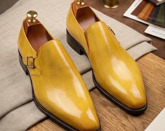 Scarpa da uomo con fibbia, realizzata artigianalmente, in cuoio intero, con patina brunita color giallo senape.