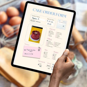 Peut inclure: Une tablette affiche un formulaire de commande de gâteau avec le texte "CAKE ORDER FORM". Le formulaire comprend des sections pour les coordonnées, la date et l'heure, la saveur, la garniture, la taille et la forme. Une photo d'un gâteau est également visible.
