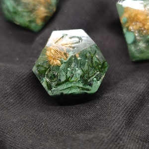 Juego de dados D&D Mossy Floral, juego de dados de resina hechos a mano, dados florales artísticos, dados para juegos de rol, dados verdes y amarillos, regalos para D&D, juegos de rol de mesa, Pathfinder