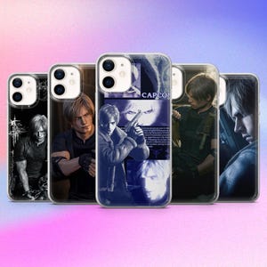Pode incluir: Uma coleção de cinco capas de telefone transparentes com imagens de um personagem de videogame. As capas exibem várias poses do personagem em tons de preto, branco e azul. Uma capa tem o logotipo da Capcom.