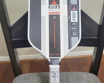 Pala de pickleball premium con núcleo de fibra de carbono de 16 mm y superficie ligera: control y potencia para jugadores de nivel intermedio a profesional.