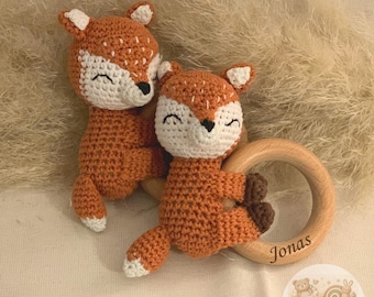 Personalisierte Fuchs Häkelrassel mit Holzgreifring – Baby Rassel handgemacht – Montessori Babyspielzeug – Geschenk zur Geburt