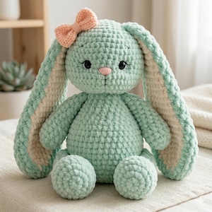 Może przedstawiać: Biały ceramiczny kubek z czarnym uchwytem i napisem "But First, Coffee". Kubek przeznaczony do gorących napojów, o pojemności około 325 ml.