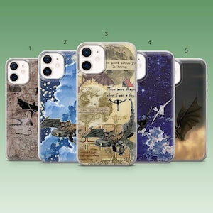 Può includere: Cinque custodie per telefono con disegni a tema drago. Le custodie presentano illustrazioni di draghi, mappe e testo, tra cui "Train Your Dragon" e "There were Dragons when I was a boy." Le custodie hanno una finitura lucida.