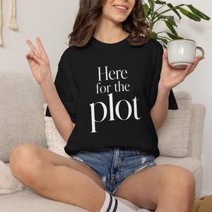 Camiseta "Here For The Plot Comfort Colors", camiseta gráfica ingeniosa, camiseta unisex de algodón teñido en prenda.