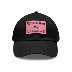 Può includere: Cappellino da baseball nero con una toppa rosa che recita "Where Are My Lesbians?" in testo bianco. Il cappellino ha una visiera curva e un classico design a sei pannelli, adatto per l'abbigliamento casual.