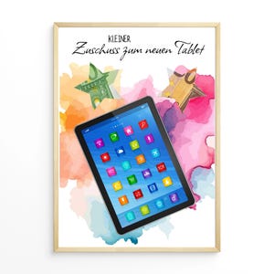 Op de afbeelding: Een ingelijste print met een tablet met een kleurrijk app-display, tegen een aquarelachtergrond van oranje, roze en blauwe tinten. De Duitse tekst bovenaan luidt "Kleiner Zuschuss zum neuen Tablet."