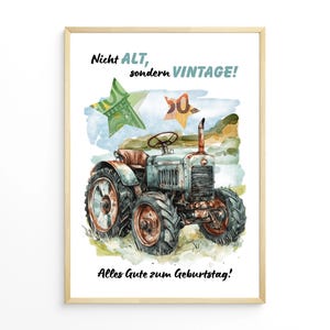 Könnte beinhalten: Ein gerahmter Aquarelldruck mit einem Oldtimer-Traktor. Der Traktor ist in Blau-, Braun- und Rosttönen gemalt, mit dem Text "Nicht ALT, sondern VINTAGE!" und "Alles Gute zum Geburtstag!" über und unter dem Traktor.