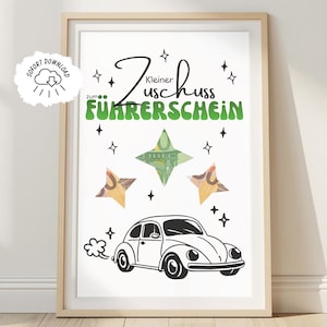 Könnte beinhalten: Ein gerahmter Druck mit weißem Hintergrund zeigt den Text "Kleiner Zuschuss zum Führerschein" in Schwarz und Grün. Das Design umfasst Sterne, Geldbilder und ein Cartoon-Auto. Ein Download-Symbol befindet sich oben links.