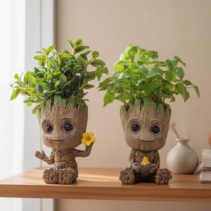 Könnte beinhalten: Zwei Groot-inspirierte Pflanzgefäße mit grünen Pflanzen. Einer hält eine gelbe Blume, der andere einen kleinen gelben Vogel. Die Pflanzgefäße sind braun mit holzähnlichen Texturen und großen Augen. Sie stehen auf einem Holzregal.