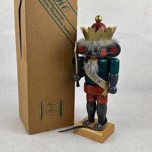 Peut inclure: Ensemble de trois bols gigognes en céramique, bleus, verts et blancs. Les bols présentent un glaçage moucheté et un design simple et moderne. Le plus grand bol mesure environ 15 cm de diamètre.