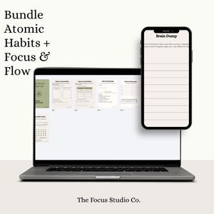 Pode incluir: Um laptop e um smartphone exibem modelos de planejamento digital. A tela do laptop mostra páginas rotuladas como "Atomic Habits Lab" e "Habit Tracking Map". A tela do smartphone exibe "Brain Dump" com seções com linhas. O texto "Bundle Atomic Habits + Focus & Flow" e "The Focus Studio Co." também são visíveis.