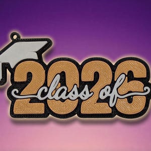 以下が含まれることがあります： 「2023 class of」の文字が入った卒業をテーマにしたオーナメント。数字とテキストは金色の黒い縁取り。左上には白い卒業帽子。背景は紫とピンクのグラデーションです。