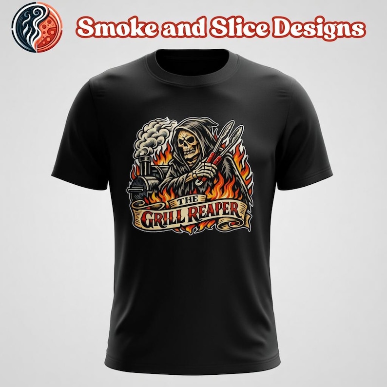 Op de afbeelding: Zwart t-shirt met een afbeelding van een Grim Reaper die een tang voor een grill vasthoudt, omringd door vlammen. De tekst "The Grill Reaper" staat op een banner eronder. De merknaam "Smoke and Slice Designs" staat bovenaan.