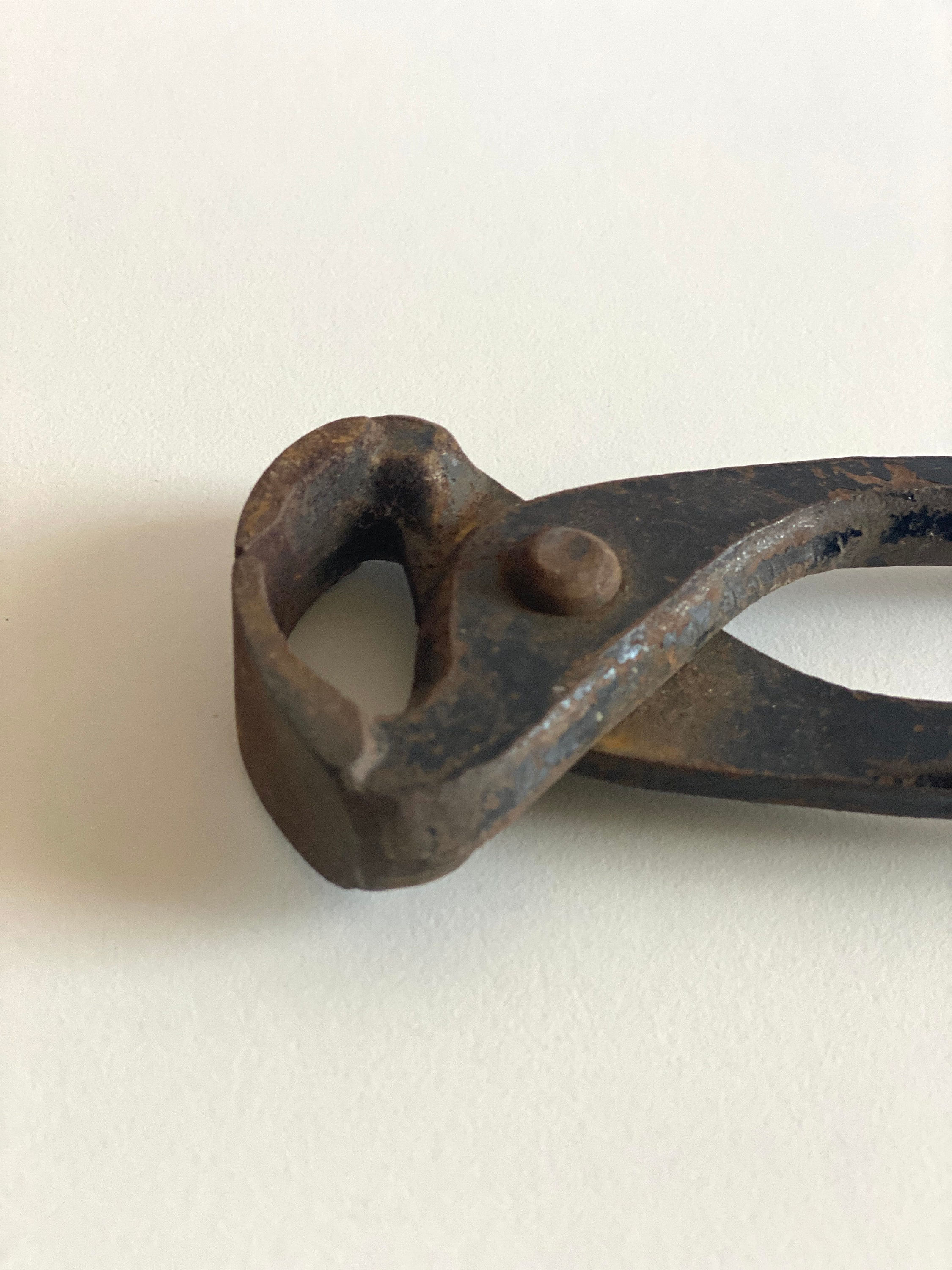 Vintage Metal Nail Pullers, Antique Nippers, Antique Pliers, Antique