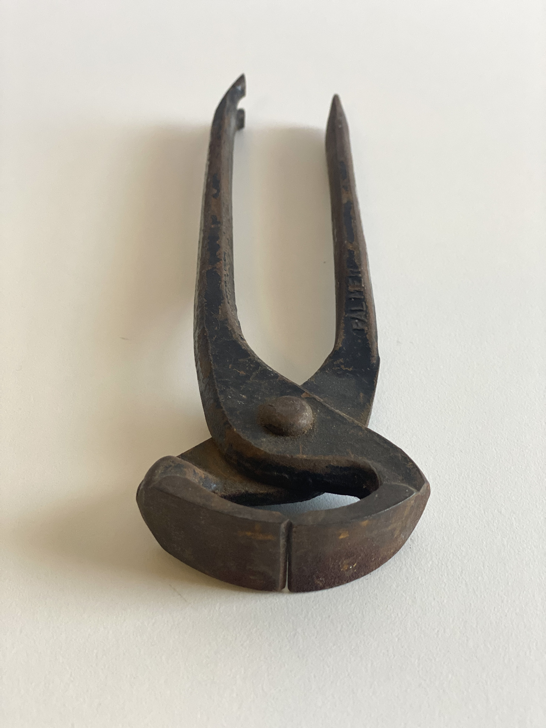 Vintage Metal Nail Pullers, Antique Nippers, Antique Pliers, Antique