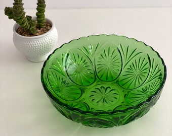 Emerald Green prescut Anchor Hocking glass serving bowl, starburst pattern, scalloped edge, vintage 1960s