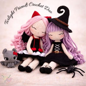 Op de afbeelding: Gehaakte poppen, één met roze haar en een rode strik, de andere met paars haar en een heksenhoed. Een kleine grijze vleermuis en een zwarte spin zijn ook aanwezig. De tekst "Twilight Friends Crochet Duo" is boven de poppen gebogen.