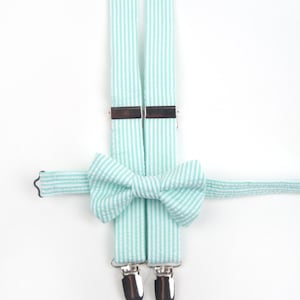 Mint Seersucker Bow Tie & Suspenders, corbata de lazo de rayas de menta, corbata de menta, tirantes de menta, tirantes de espuma de mar, traje de portador de anillo, Jade gris