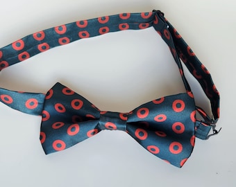 Pajarita Phish, pajarita de satén con forma de donuts de Phish, pajarita Fishman, corbata Phish, pajarita Phish preatada, pajarita Fishman con forma de donuts, pajarita Phish roja y azul