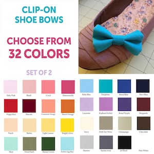 Puede incluir: Un juego de dos lazos para zapatos de clip en 32 colores. La imagen muestra un lazo turquesa en un zapato marrón. Elige entre colores como rosa bebé, rubor, coral, madreselva, azul bebé, turquesa, azul real, azul marino, lavanda, orquídea radiante, rojo amapola, marsala, naranja cremoso, naranja quemado, morado real, burdeos, melocotón, mantequilla, limón claro, cítrico brillante, marfil, marrón oscuro/piedra, champán, chocolate, menta, hierba seca, verde cazador, azul huevo de robin, sombra, gris humo, negro azabache y blanco puro.