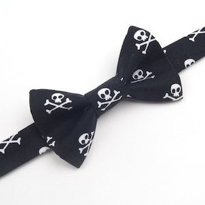 Skulls Bow tie, Black Skull bow tie, skull tie, halloween bow tie, men&#39;s bow tie, boys bow tie, kids bow tie, jolly roger bow tie, skull tie