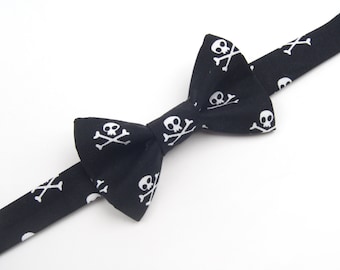 Skulls Bow tie, Black Skull bow tie, skull tie, halloween bow tie, men's bow tie, boys bow tie, kids bow tie, jolly roger bow tie, skull tie