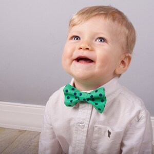 Green and Navy Polka Dot Bow Tie, kelly green bow tie, navy dot bow tie, green dot bow tie, baby bow tie, boy&#39;s bow tie, men&#39;s bow tie